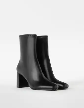 Bottines à talon moulantes vernies