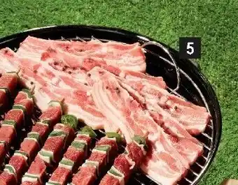 E.Leclerc Porc : poitrine tranchée avec os à griller offre