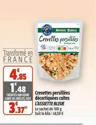 Crevettes persillées décortiquées cuites l'assiette bleue