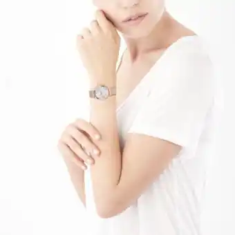 Montre femme fleurs dorée rose bracelet maille milanaise