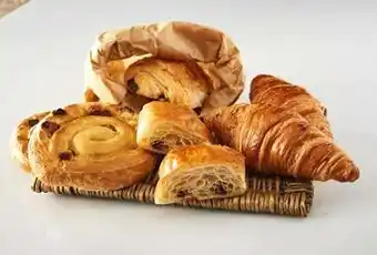 Auchan 2 CROISSANTS + 2 PAINS AU CHOCOLAT + 2 PAINS AUX RAISINS PUR BEURRE offre