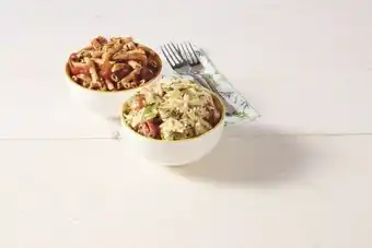 Super U SALADE MINI PENNE TOMATE À L'ITALIENNE OU MINI FARFALLE AU THON ET À LA TOMAT offre