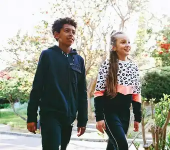Auchan SWEAT ZIPPÉ GARÇON ET PANTALON MOLLETON GARÇON offre