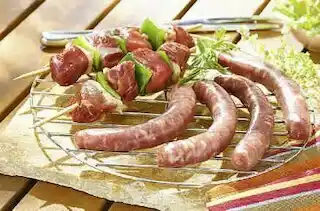 Petit Casino Plateau au bœuf extra tendre nature (4 brochettes extra tendre bœuf nature + 8 merguez fines + 8 chipolatas fines) offre