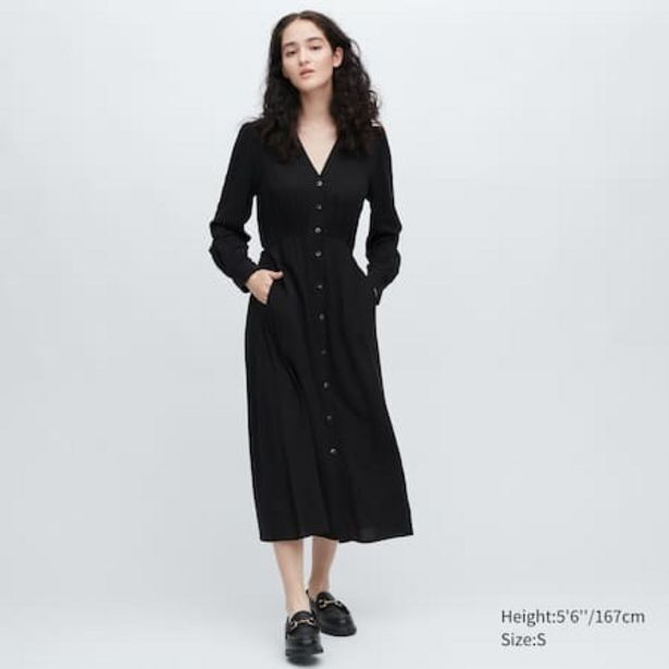 Promo Robe longue col v chez Uniqlo