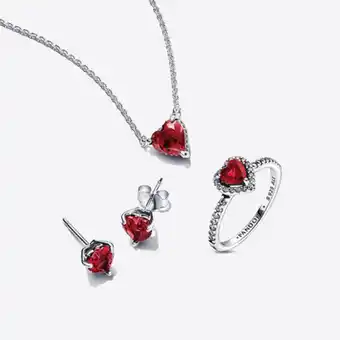 Pandora Ensemble collier, clous d’oreilles et bague cœur rouge offre