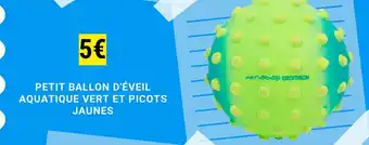 Decathlon PETIT BALLON D'ÉVEIL AQUATIQUE VERT ET PICOTS JAUNES offre