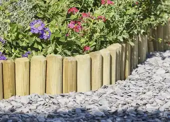Brico Dépôt Blooma bordure bois demi-rondin - l. 180 x h. 15 x ép. 3 cm offre