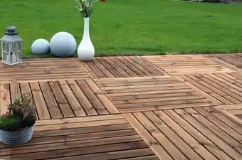 Brico Dépôt Blooma dalle en bois benoue coloris brun - 100 x 100 cm. ép. 40 mm offre