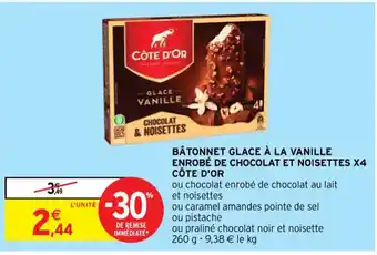 Intermarché Contact BÂTONNET GLACE À LA VANILLE ENROBÉ DE CHOCOLAT ET NOISETTES X4 CÔTE D'OR offre