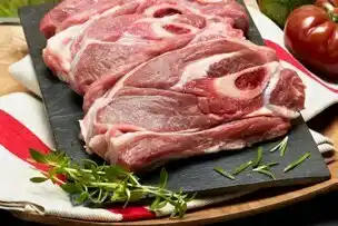 Super U AGNEAU : TRANCHE D'ÉPAULE À GRILLER OU ÉPAULE ENTIÈRE À MIJOTER offre