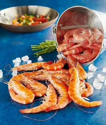 Auchan CREVETTES ENTIÈRES CUITES RÉFRIGÉRÉES OU CRUES DÉCONGELÉES offre