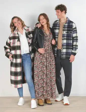 Stokomani LA SURCHEMISE LONGUE OU LE JEAN OU LE PERFECTO SIMILICUIR OU LA ROBE LONGUE OU LA SURCHEMISE OU LE JEAN offre