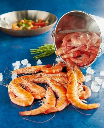 Auchan CREVETTES ENTIÈRES CUITES RÉFRIGÉRÉES OU CRUES DÉCONGELÉES offre