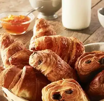 Auchan 10 CROISSANTS + 10 PAINS AU CHOCOLAT PUR BEURRE offre