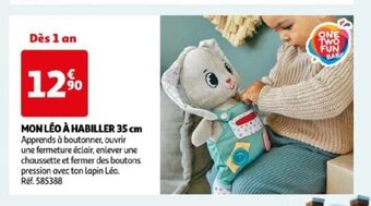 Auchan MON LÉO À HABILLER 35 cm Apprends à boutonner, ouvrir une fermeture éclair, enlever une chaussette et fermer des boutons offre