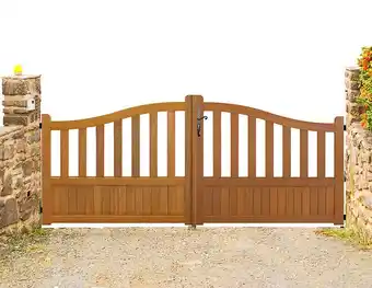 Portail en bois ajouré largeur 3,50 m hauteur 1,10/1,30 gd menuiseries