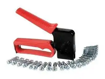 Bricomarché Kit molly pince + 40 chevilles offre