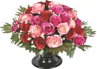 La coupe multicolore de roses ouvertes