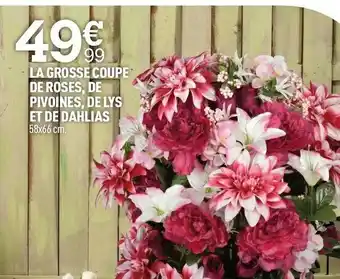 La grosse coupe de roses, de pivoines, de lys et de dahlias
