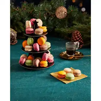 Carrefour 36 macarons et son présentoir en forme de sapin offre