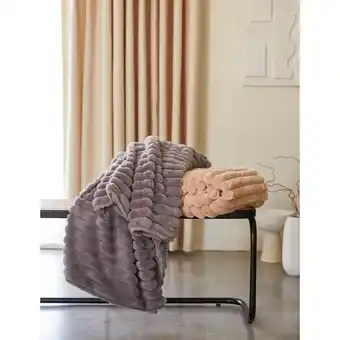 Auchan Plaid fausse fourrure côtelé actuel offre