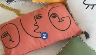 Coussin brodé avec pompons