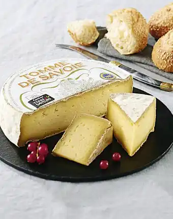 Casino Supermarchés Tomme de Savoie 8 semaines d’affinage Indication Géographique Protégée 29% mg au lait cru de Vache ou Tomme de Savoie Fruitiè offre