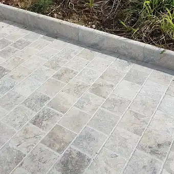 Bricomarché Pavé Travertin Gris 1er Choix 15,25x15,25x3 Cm (au M²) offre