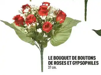 Le bouquet de boutons de roses et gypsophile