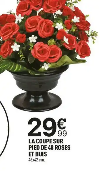 La coupe sur pied de 48 roses et buis