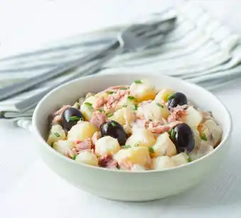 Carrefour Salade de pommes de terre, thon et olives noires offre