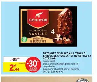 Intermarché Hyper BÂTONNET DE GLACE À LA VANILLE ENROBÉ DE CHOCOLAT ET NOISETTES X4 CÔTE D'OR offre