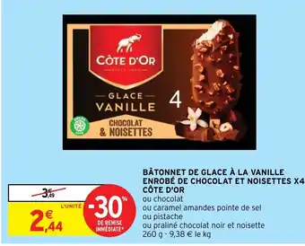 Intermarché BÂTONNET DE GLACE À LA VANILLE ENROBÉ DE CHOCOLAT ET NOISETTES X4 CÔTE D'OR offre