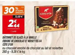 Netto CÔTE D'OR BÂTONNET DE GLACE À LA VANILLE ENROBÉ DE CHOCOLAT ET NOISETTES X4 offre