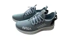 Carrefour LES BASKETS + LE SWEAT SHIRT+ LE PANTALON ENFANT NASA offre