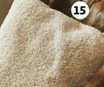 Auchan Actuel coussin effet peau mouton offre