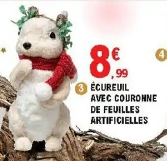 Écureuil avec couronne de feuilles artificielles