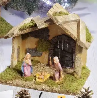 Crèche avec 3 santons