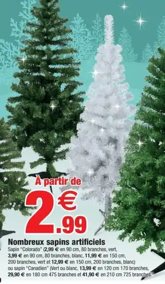 Nombreux sapins artificiels