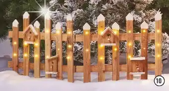 La clôture avec nichoirs.