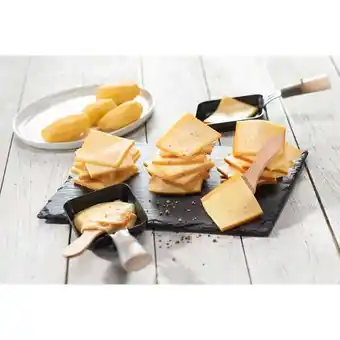 Carrefour Plateau 3 saveurs pour raclette : tranchettes nature, poivre, brézain offre