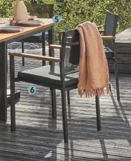 Intermarché Hyper Fauteuil en aluminium avec accoudoir en bois offre