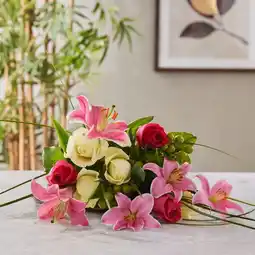Carrefour Bouquet parfumé roses lys et hypericum offre