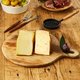 Carrefour ERMITAGE Fromage à raclette nature et piment offre