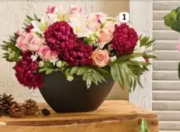 L'incroyable Coupe ovale de chrysanthème, lys trompettes et boutons de roses offre