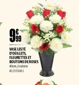 L'incroyable Vase lesté d'oeillets, fleurettes et boutons de roses offre