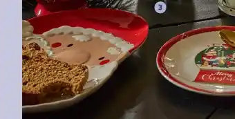 Auchan ACTUEL Le plat embossé forme père noël offre