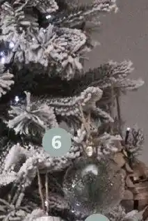 Auchan ACTUEL Boule effet glace avec branche de sapin offre