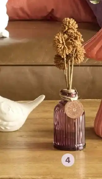 Auchan ACTUEL Vase avec fleurs artificielles offre